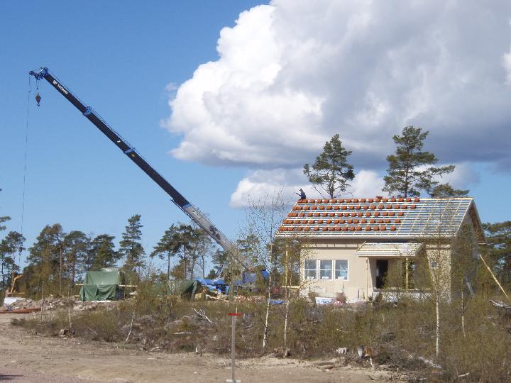 10-5-2007 Rosgren.JPG - teglen upplyfta på taket, klart att lägga ut